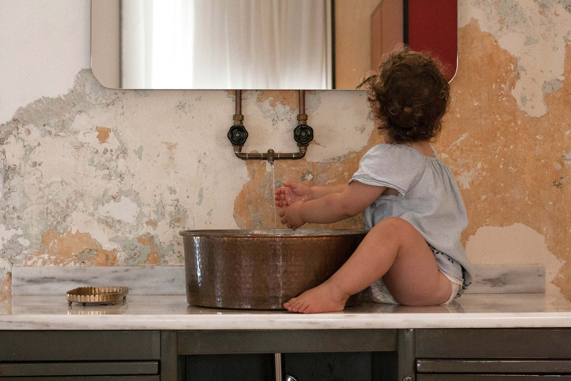 Enfant buvant au robinet