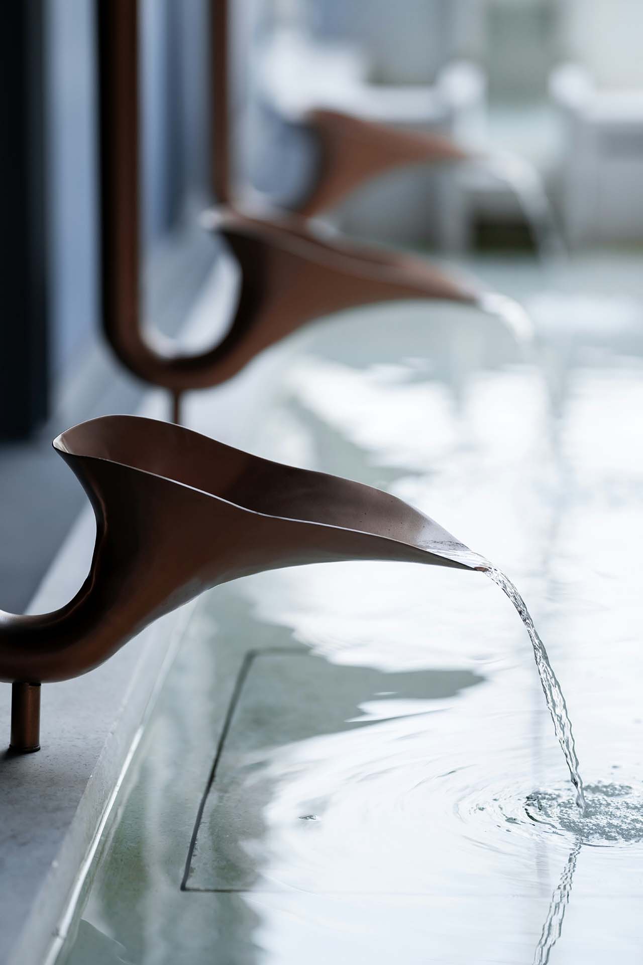 Eau versée dans un récipient design